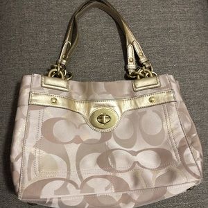 Coach shoulder bag with many compartments